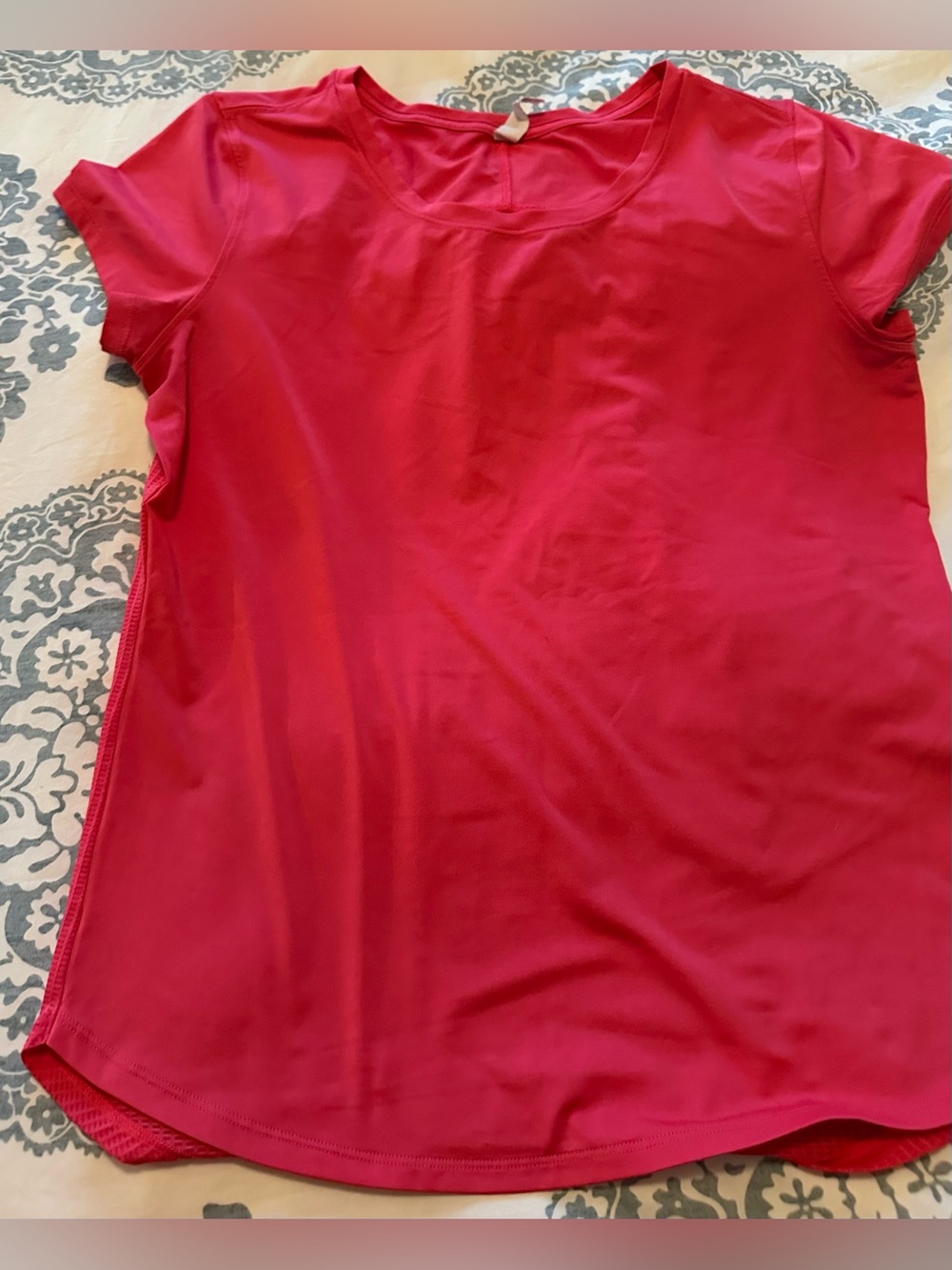 Under Armor Women's Scoop Neck Short Sleeve Red Top Heat Gear size M